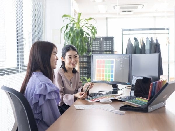 インハウスデザイナーとも協力しながらSNS広告などのアイデアを出していきます。よりよい広報、サイトになるようにチームで業務を進めています。
