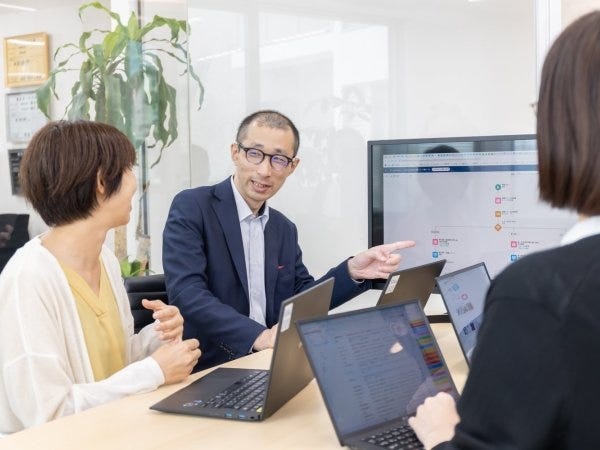 スピード感が求められます。周りと協力して業務を遂行できる方を募集しています。SNS運用のアイデアを形にし、実績として残せる環境です。