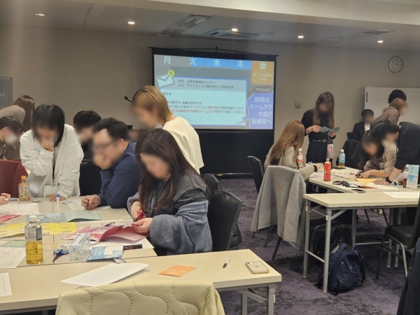 アソビズの会議室型コンテンツのイベント現場です。司会や運営、各種キットの準備や制作を行います。