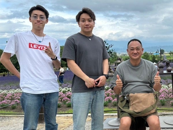 営業部のキャンペーン旅行時の社長と社員の写真です。目標達成した優秀な社員があなたのアポをクロージングします。