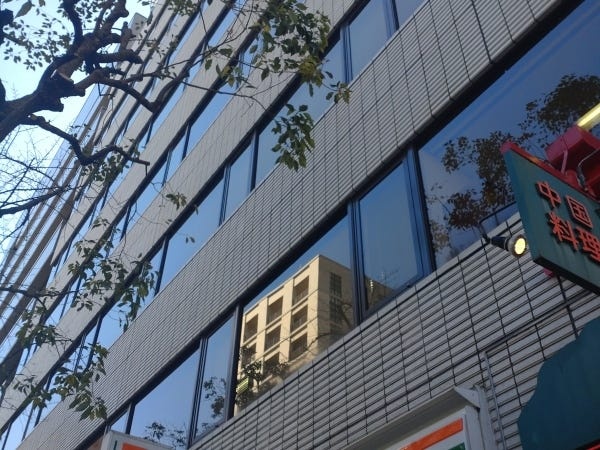 勤務頂くオフィス（宮前ビルディング）です。春は窓の外が桜で満開になります。