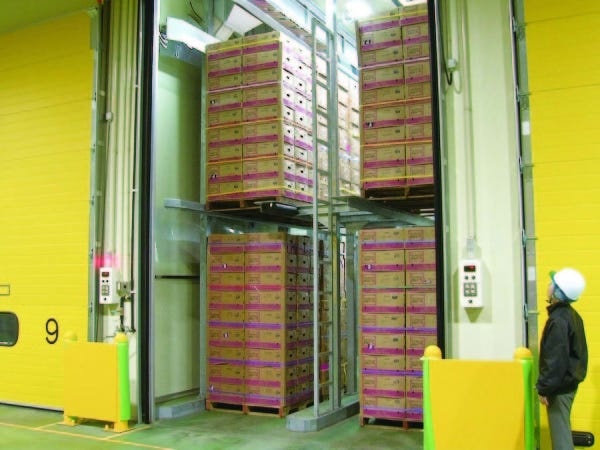 センターに運ばれてきたバナナは、「室（むろ）」と呼ばれるバナナ専用の部屋に運ばれ、コンピュータシステムで管理しています。