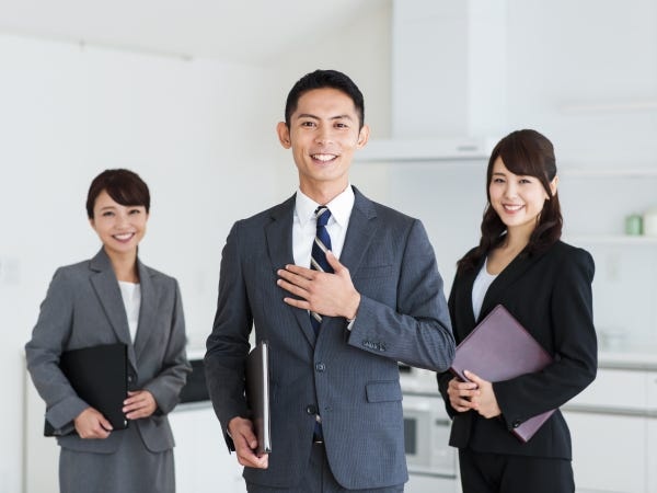 服装はスーツまたは制服（会社準備）となります。お好きな服装で外出して頂きます。