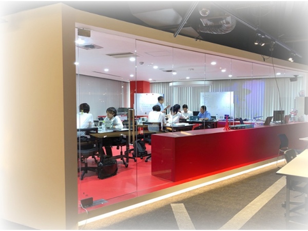 自社研修施設では、各分野の豊富な経験を持つエキスパート講師によるスキルアップのための技術研修、キャリアサポートなどを実施しています。