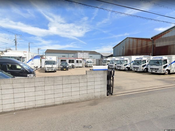 オフィスは川崎駅からバスで15分。東京都や羽田空港が近く、川崎駅周辺では衣食・娯楽が何でも揃います。