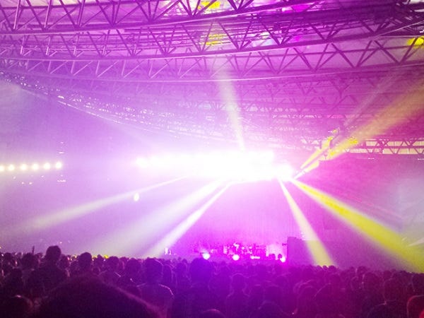 音楽業界の裏方としてアーティストを支え、楽しい＝仕事にしませんか？　生活と密接する電気の仕事は依頼が多く、業績も安定。ぜひご応募ください！