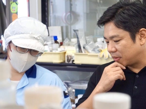 研究メンバーと一緒に話し合いながら製品をカタチにしていきます