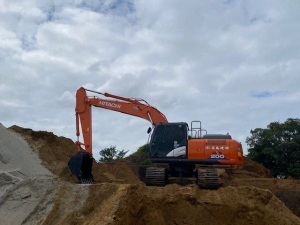 業務好調につき、重機も新車を複数台導入しています。