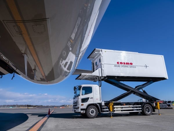 ケータリングトラックから航空機へ機内食を運びます