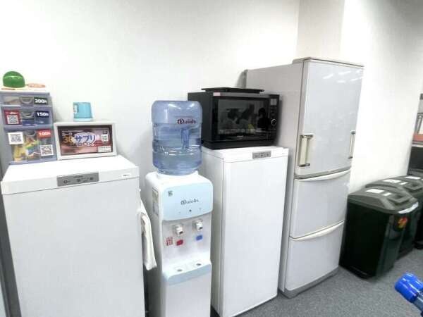 冷蔵庫・ウォーターサーバーを完備。お弁当の保存も◎また、お茶・紅茶・コーヒーもサーバーで自由に飲めるので、リラックスしながら働けます(^^)