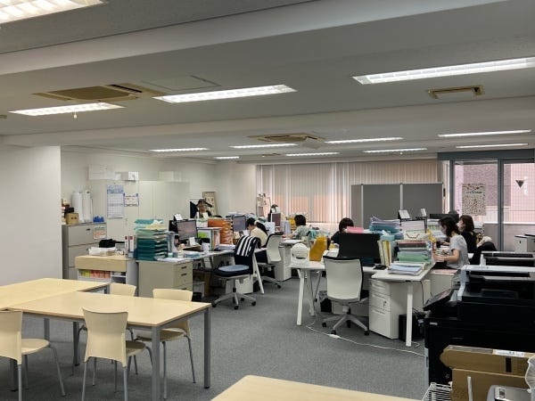 オフィスは清潔感があり、ひとりひとりのデスクも広めに設計されています◎周囲を気にせず、集中して業務に取り組める環境です。