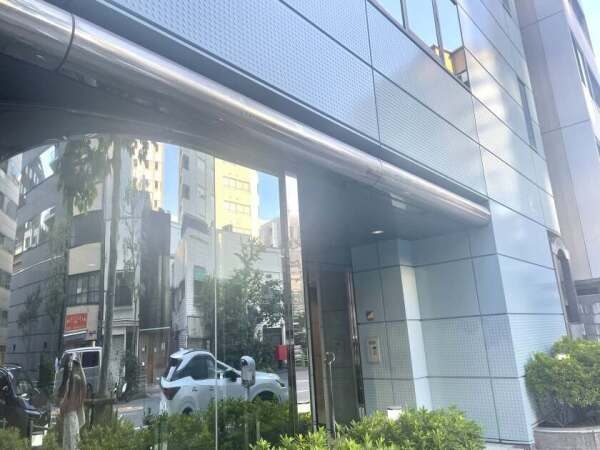 オフィスのすぐ隣にはコンビニがあり、お昼休みの買い物もラクラク♪ちょっとした飲み物やおやつもすぐに買いに行ける便利な立地です。