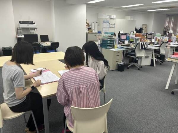 一緒に働くメンバーです(*^-^*)未経験スタートの方も多数在籍！わからないことはすぐに聞ける雰囲気で、優しく丁寧にサポートします◎