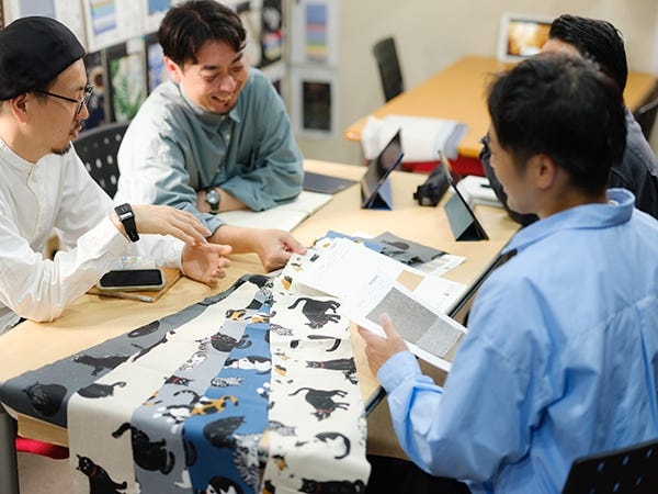 メンバー同士でアイデアを出し合いながら、“手の届く特別な日常服”を生み出しています。