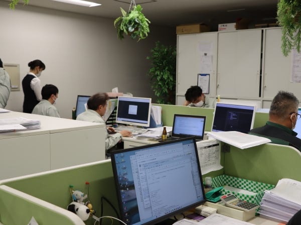 勤務頂くオフィス。心地よいBGMが流れ、室内には至るところに観葉植物！消防設備士達の帰社後は活気に溢れ日中は落ち着いた雰囲気です。