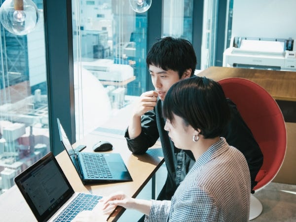 映像チームで話し合いながら互いのアイディアを共有します！