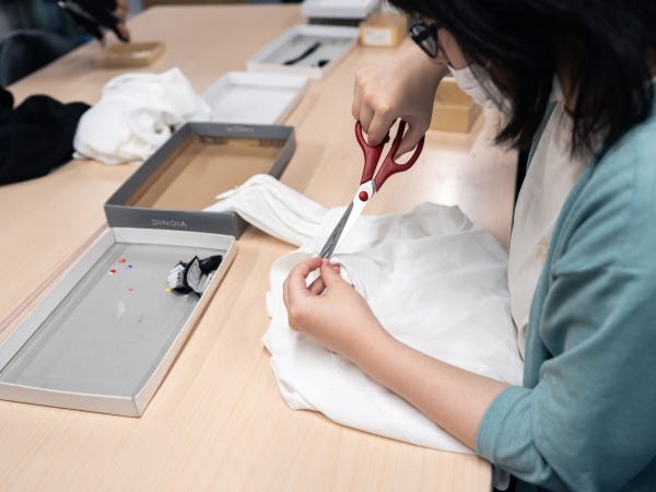 作業の様子‥タグカット