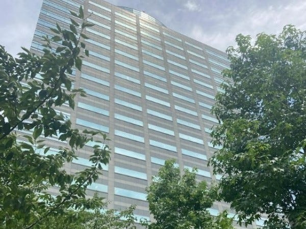 近くに公園があります。コンビニや飲食店もあり、便利な環境です！