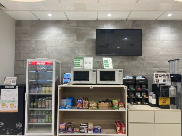 弊社オフィス内に無人カフェがあります。給茶機や冷蔵庫・電子レンジ等もあり充実しています。