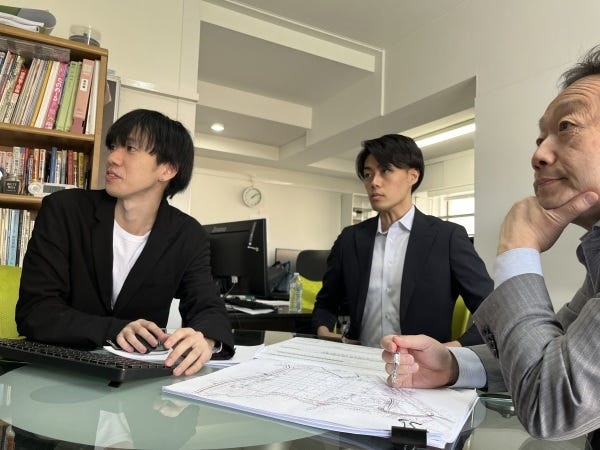 「経営層と近い距離で働けます」会議やレビューに同席し、意思決定の背景や数字の根拠を、その場で学べるので、成長の手応えを早く得られます。