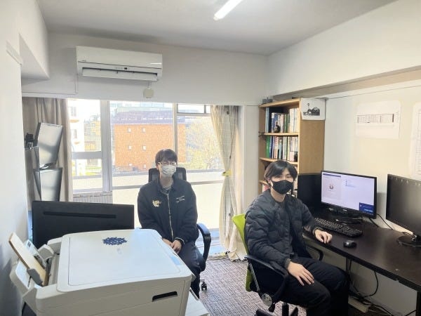 お互いの席も近く、在宅時でも困ったことがあれば気軽に相談しやすいメンバーが集まっています。