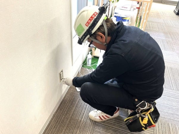 取引先のオフィスにてコンセント交換！