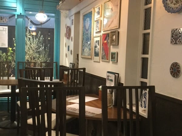 ホールスタッフ・サービススタッフ（未経験OK・交通費支給あり）