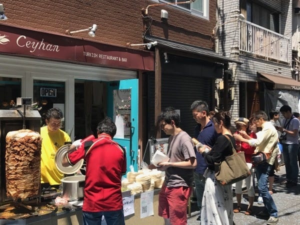 ホールスタッフ・サービススタッフ（未経験OK・交通費支給あり）