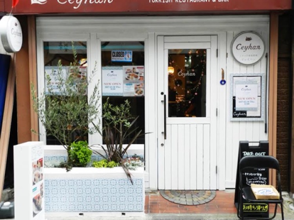 ホールスタッフ・サービススタッフ（未経験OK・交通費支給あり）