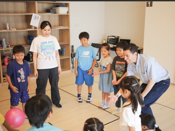 基本英語オンリーの環境ですが、日本語のサポートが必要な時は、バイリンガルとして、通訳を行っていただきます。