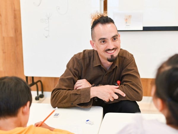 ネイティブの先生と一緒になって、レッスンの企画・実施をします。