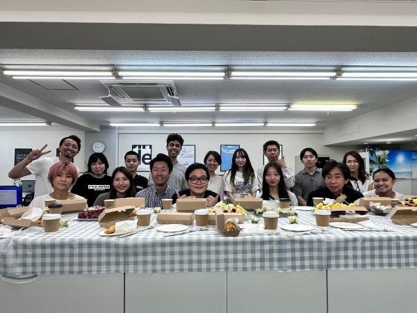 社内にて朝食会♪