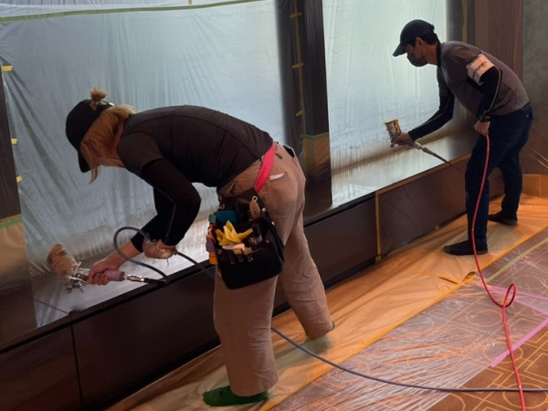 ３０Mのカウンターを2人で吹きつないでます。職人と共に施工方法を考えるときもあります。