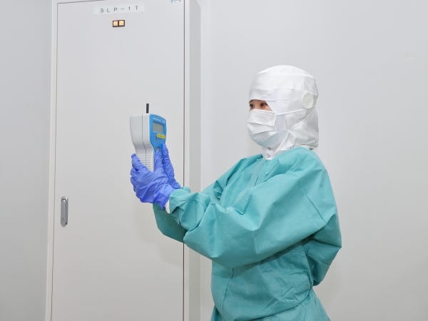 医薬品工場での微生物調査・分析スタッフ（経験者優遇）