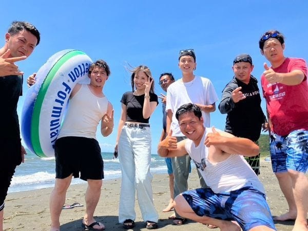 先輩たちは前職工場スタッフ、事務、ショップスタッフ、とび、歯科助手、フリーターetc…様々！平均年齢24歳×99％が未経験スタートです！