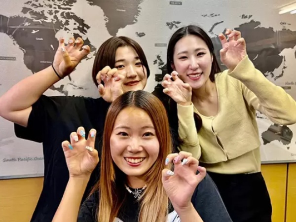 新しくネイルを変えるとみんなで盛り上がっちゃいます！髪色やピアスも自由だから、自分らしさを大切にしてお仕事できるのも、日々のモチベーション！