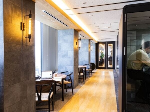 新宿の高層階にあるオフィス。眺めも良く、打ち合わせ中もつい笑顔に。