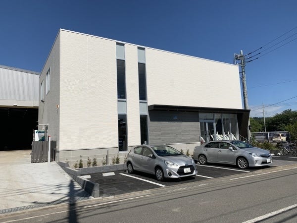 徒歩2分の本社です。