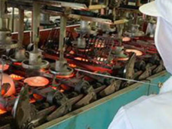 焼きの作業現場です。長年愛された高品質な米菓が繊細な工程を経て作り上げられています。