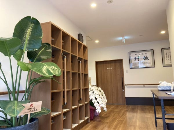 施設玄関も広々としています。まだ出来立てホヤホヤの施設で設備は新品同様の環境です。