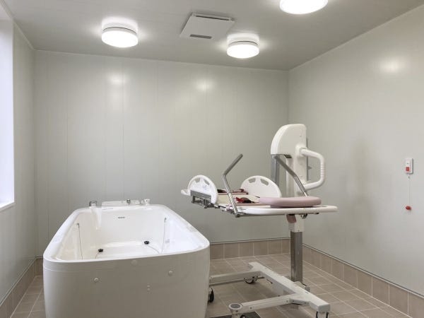 入浴は機械浴を使用しており、必ず介護スタッフ２名で入浴提供しております。