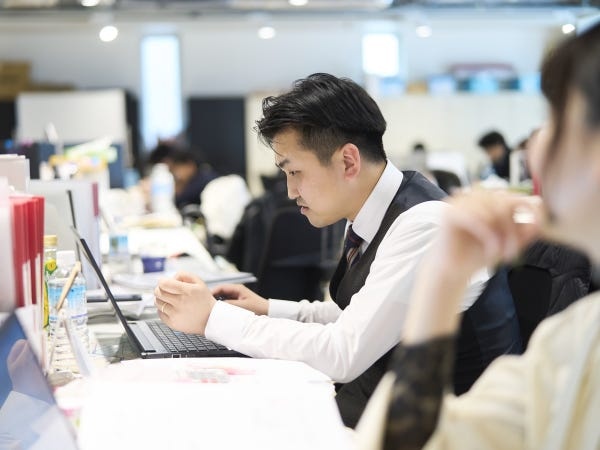 勤務いただくオフィス（本社）です！スケルトン天井のオシャレでキレイなオフィスです♪