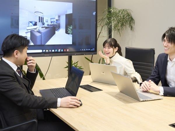 本社の会議室での会議の様子です～。和気あいあいとして、風通しの良い社風です！