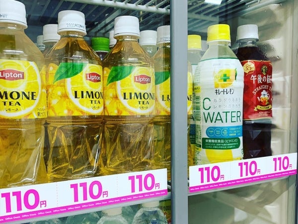 オフィスにはオフィスコンビニが常駐、好きな時に飲料や軽食を取ることが可能です！