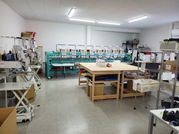 本社作業場の風景。（刺繍部門）その他にシルクプリント部門、転写・インクジェット部門、検品・仕上げ部門があります。
