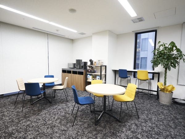フリースペース：ウォーターサーバーやコーヒーサーバーもあり、Nescafeは飲み放題でスターバックスのカプセルもあります。