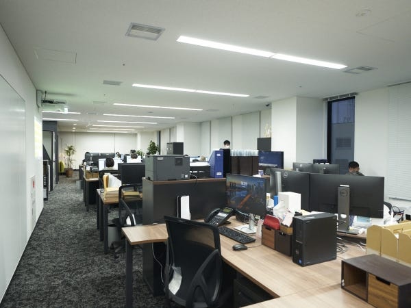 ワーキングスペース：ウッド調のデスクで落ち着いた雰囲気になっています。