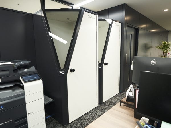 サイレントブース：サイレントブース内は外の音を遮断します。電話やWEBミーティングに利用できます。