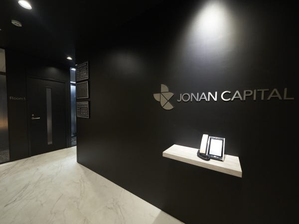 エントランス：エレベーターを降りた瞬間、ディフューザーの開放感溢れる爽やかな香りがお出迎えします。