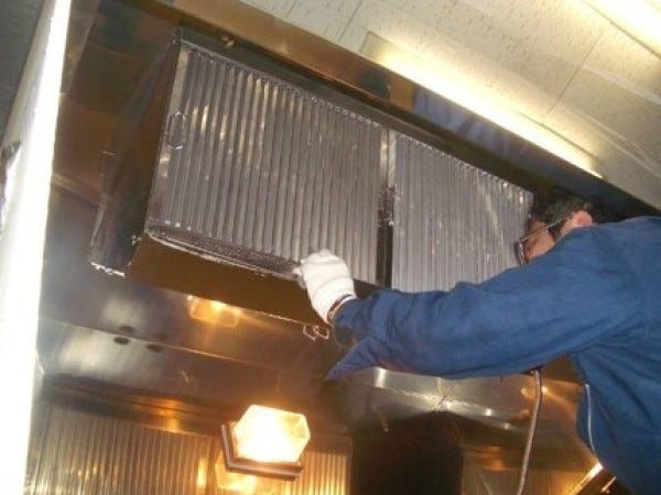 グリスフィルターメンテナンス時の作業風景です。